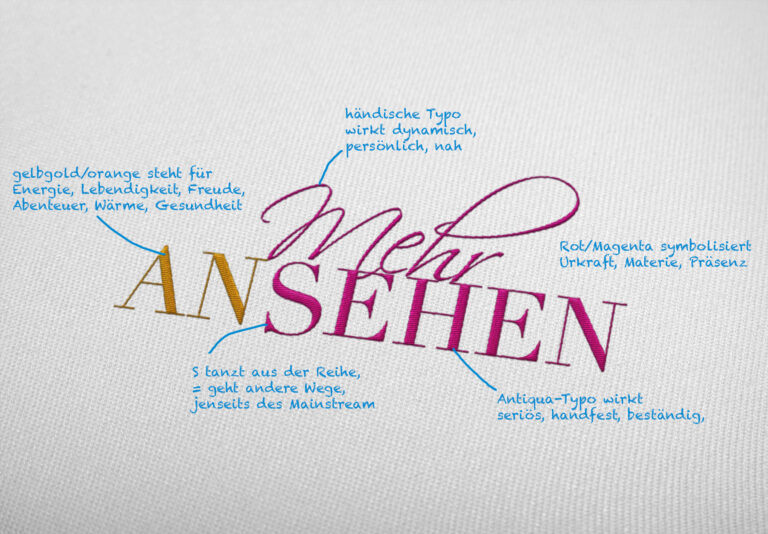 Auf einem Piquée-Stoff gestickter Schriftzug mit den Worten mehr ansehen. die Bedeutungen des Logos sind benannt worden beispielsweise dass die händische Schrift dynamisch, persönlich, nah wirkt oder die Farbe Rot Urkraft, Materie, Präsenz symbolisiert