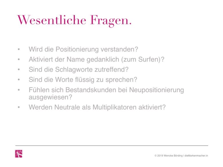 Wesentliche Fragen für einen Logoentwicklungsprozess gelistet über die Positionierung, den Namen, Aussprache